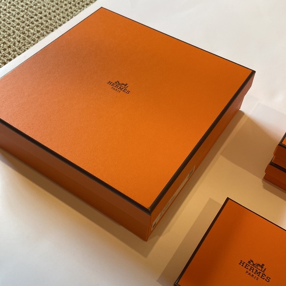 HERMES (4) BOXS AND (4) SMALL BOOKS - Picture 8 of 11